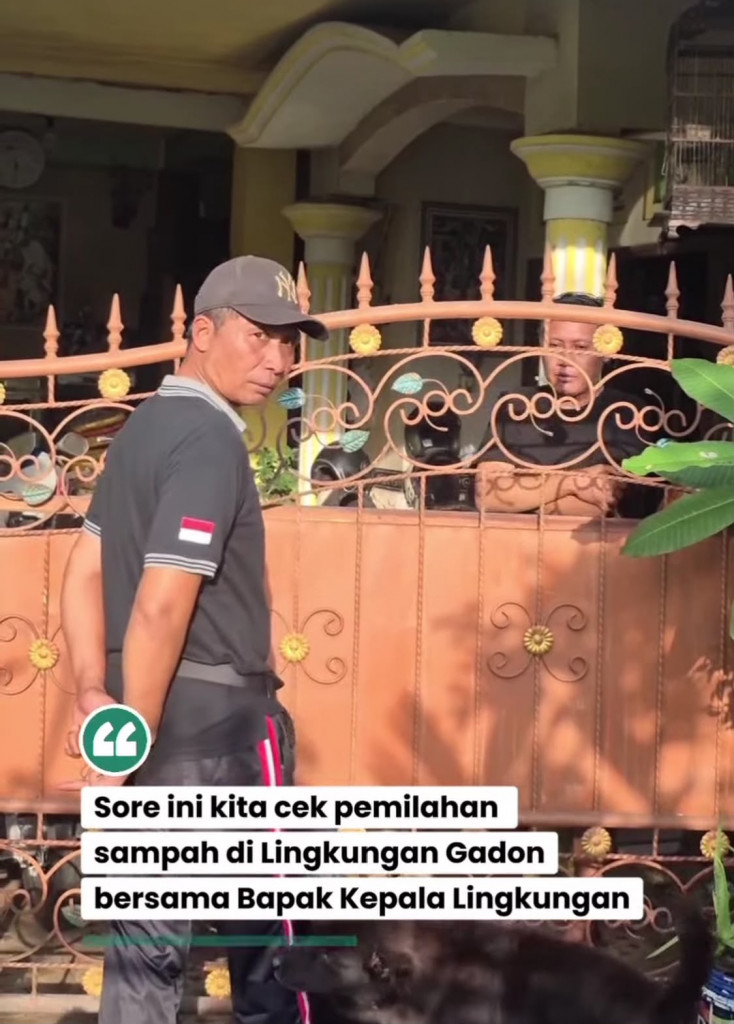 Bapak Lurah bersama Bapak Kepala Lingkungan Gadon melaksanakan pemantauan langsung terhadap kegiatan pemilahan sampah warga di Lingkungan Gadon.