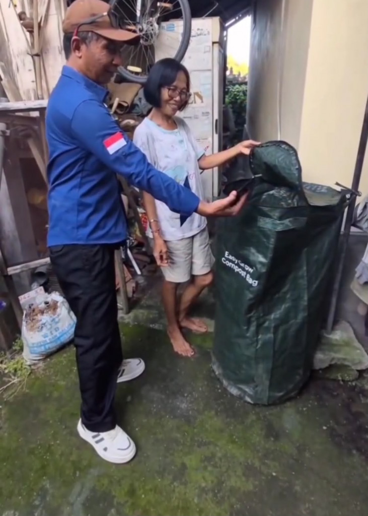 Lurah Kerobokan Kaja melaksanakan pemantauan langsung pelaksanaan ASPER PSBS (Aksi Percepatan Pengelolaan Sampah Berbasis Sumber) di beberapa lingkungan wilayah Kelurahan Kerobokan Kaja, yaitu Lingkungan Wira Bhuana, Gadon, dan Batubidak.