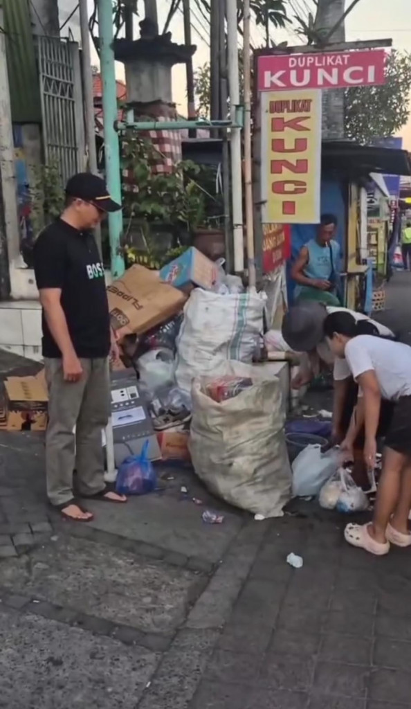Dilaksanakan kegiatan pengambilan sampah anorganik/residu di wilayah Kelurahan Kerobokan Kaja