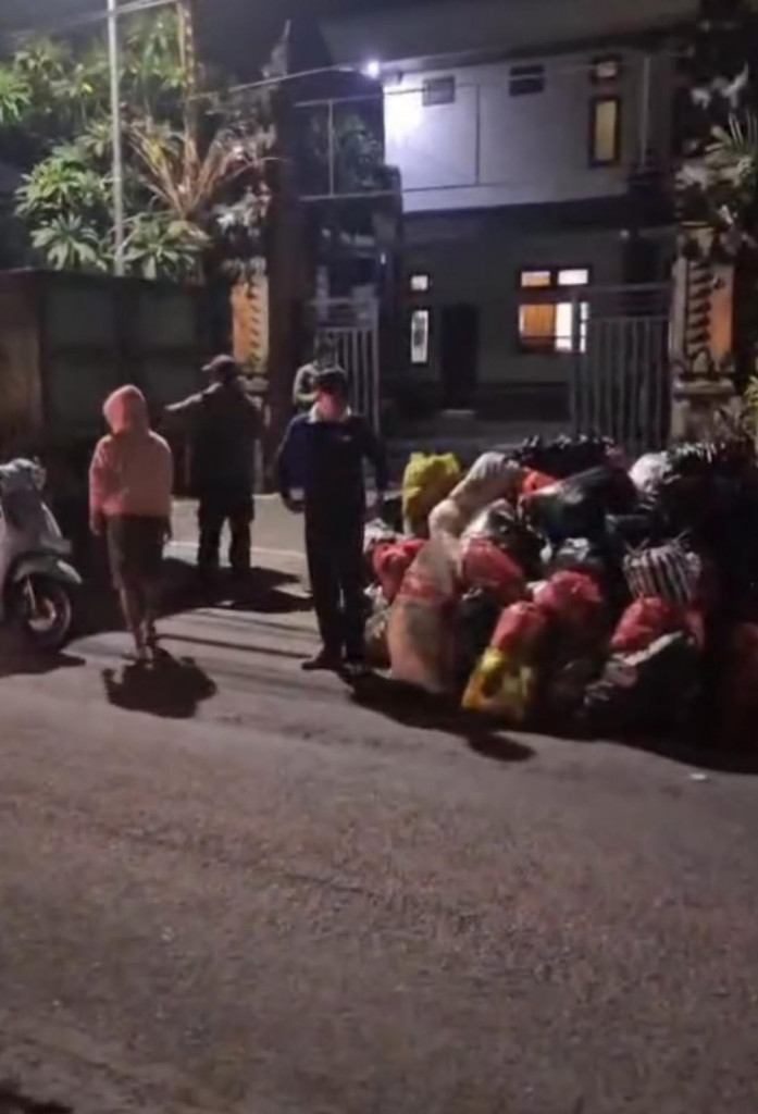 Dilaksanakan kegiatan pengambilan sampah organik di titik kumpul Kelurahan Kerobokan Kaja
