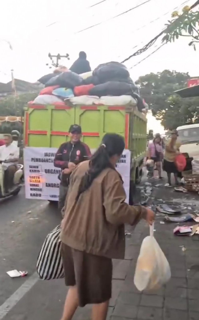 Dilaksanakan kegiatan pengambilan sampah anorganik/residu
