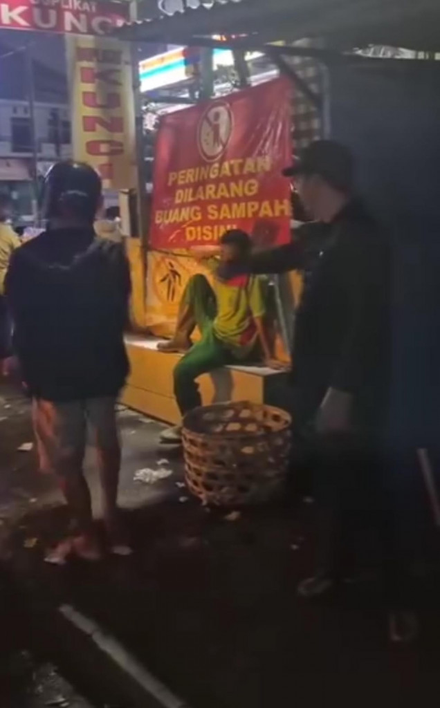 Melaksanakan pemantauan pengambilan sampah anorganik/residu