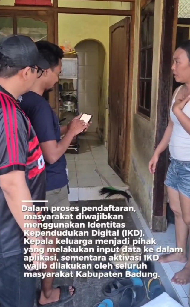 Memantau langsung pelaksanaan implementasi Aplikasi Portal Perlinsos di Kelurahan Kerobokan Kaja