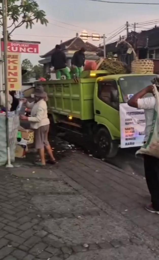 Dilakukan pemungutan sampah di area kerobokan kaja