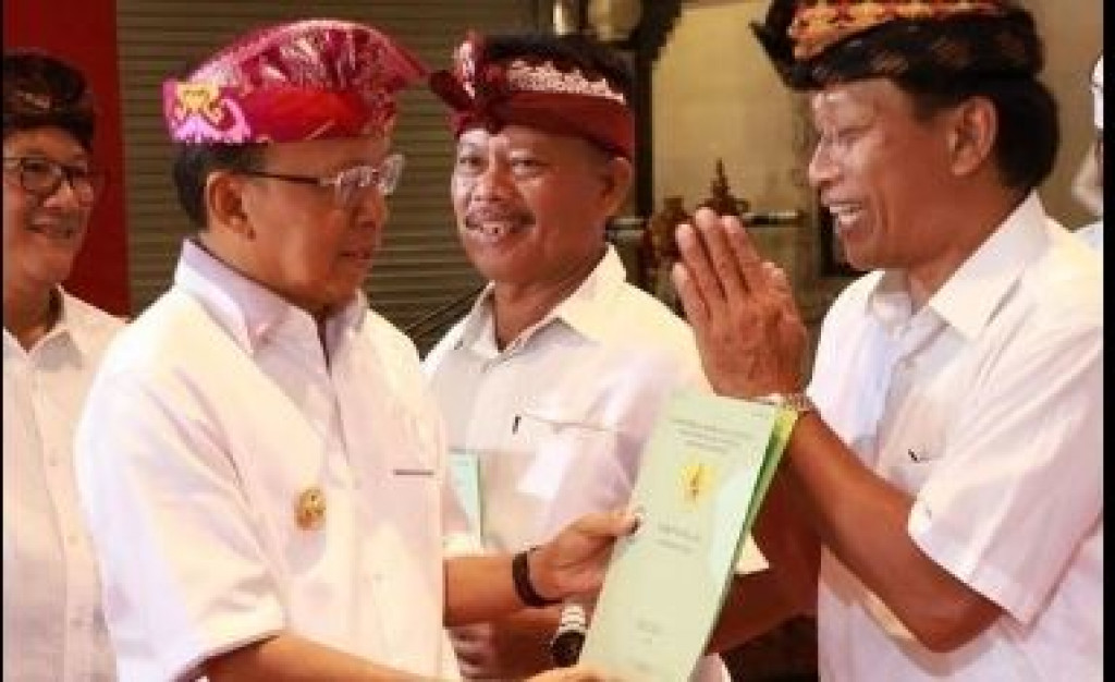 Penyerahan Sertipikat Hak Atas Tanah  dengan total seluas 21,8 are kepada warga di Banjar Suka Duka Pesalakan Tuban, Desa Adat Tuban, Kelurahan Tuban