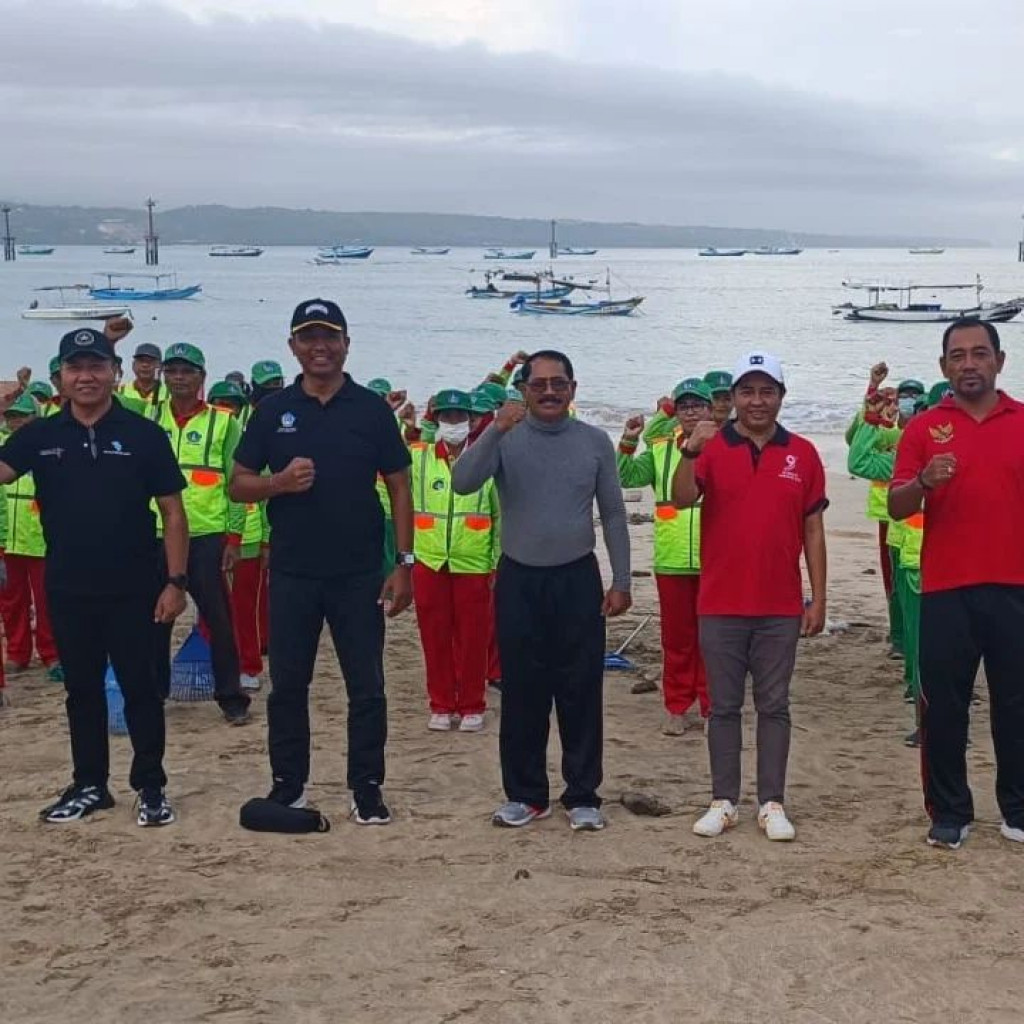 Kegiatan Sekala/bersih-bersih Pantai dalam Rangka Perayaan Rahina Tumpek Wayang