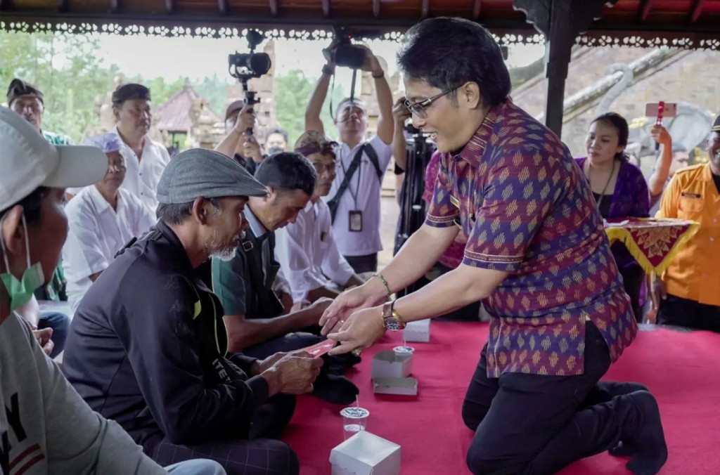 Bupati Giri Prasta Salurkan Bantuan 2,9 M Untuk Recovery Bencana