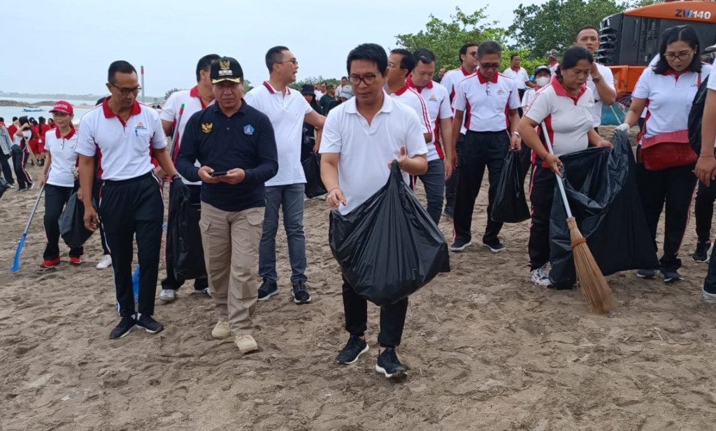 KORPRI Kabupaten Badung Bersihkan Pantai Jerman