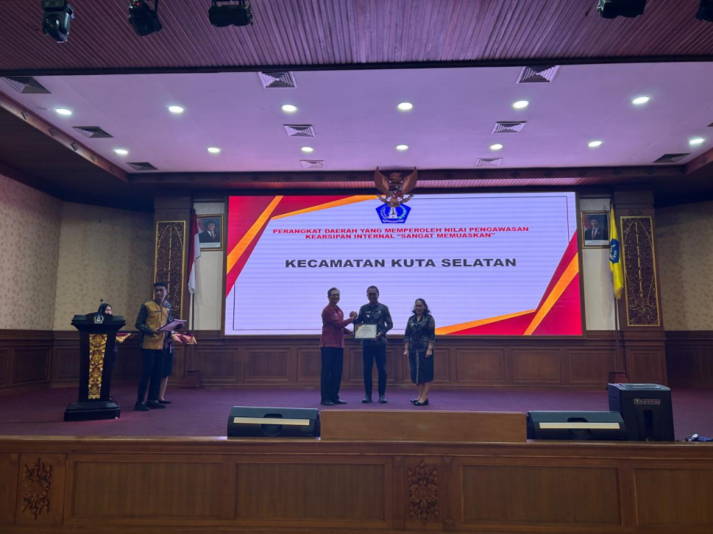 Kecamatan Kuta Selatan Raih Dua Penghargaan Bidang Kearsipan