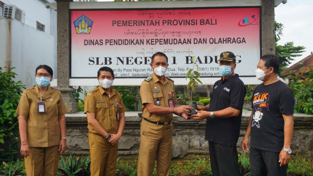 KPU Kabupaten Badung bersama Camat Kuta Selatan didampingi Sekcam melakukan penanaman pohon di area Sekolah SLB Negeri 1 Badung