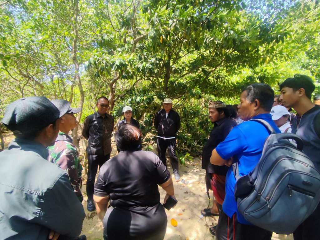 Koordinasi lapangan dengan komunitas Mangrove untuk penanaman dan kebersihan pantai