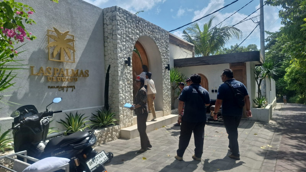 Bersama Imigrasi melaksanakan pengendalian dan sosialisasi kepada Orang Asing yang ada di akomodasi pariwisata