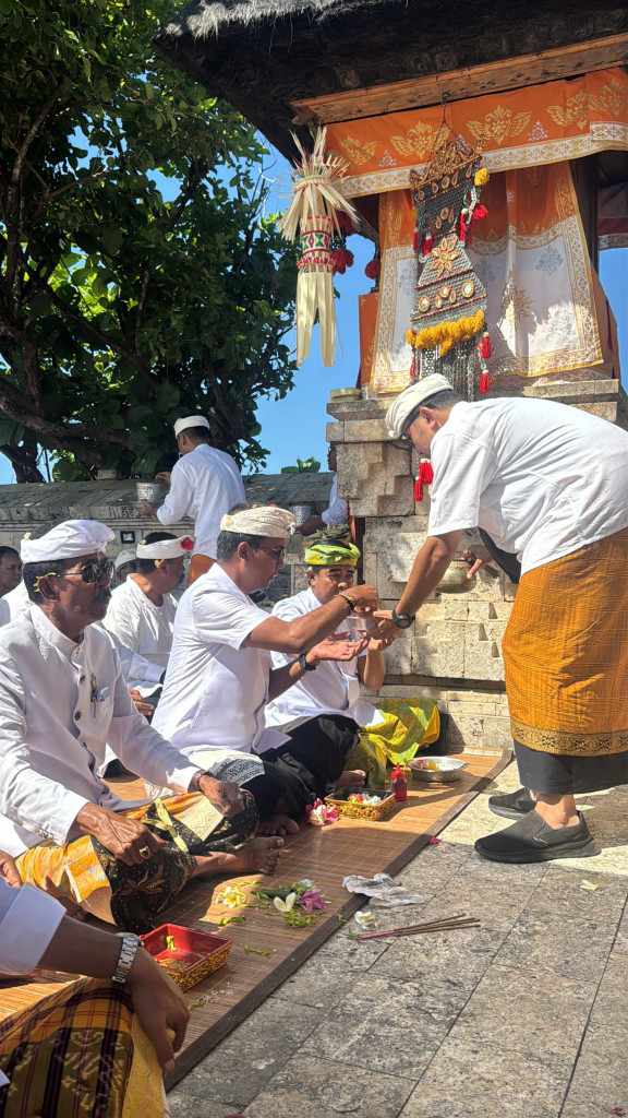 Bhakti Penganyaran lan Penyineban Kecamatan Kuta Selatan Ring Pura Luhur Uluwatu.