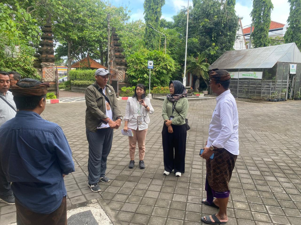 Menerima Kunjungan Tim Evaluasi Adipura Kebersihan dan Keasrian Kantor Camat Kuta Selatan