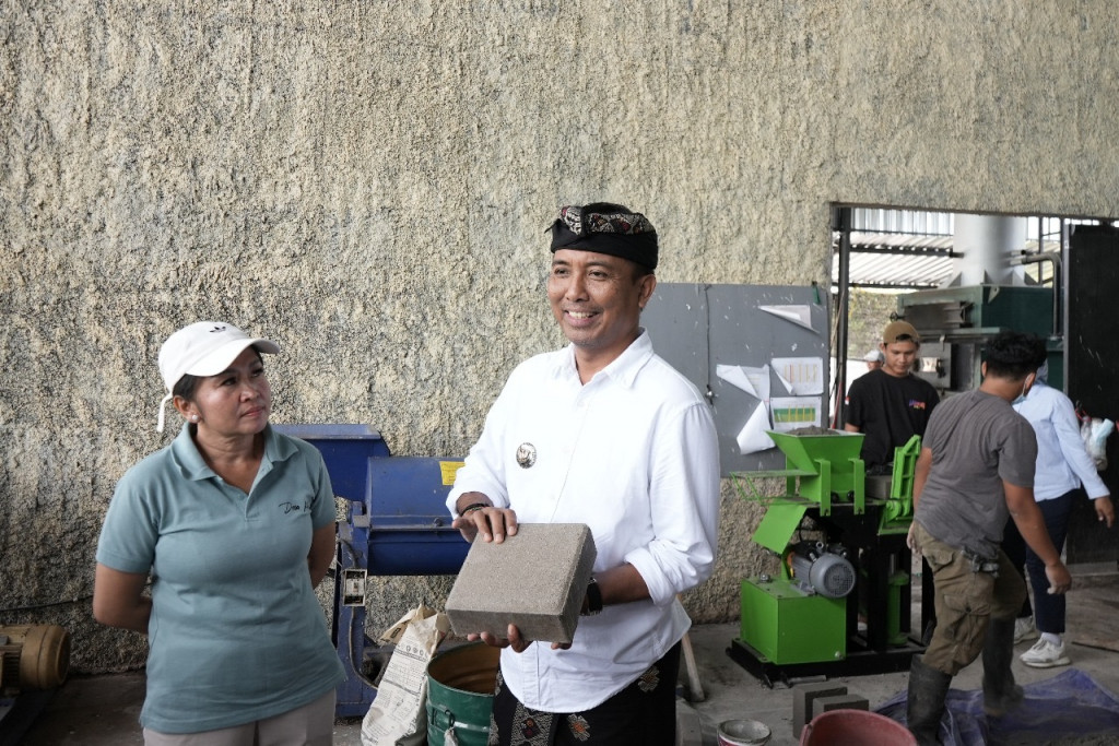 Dari Abu Jadi Harapan: Desa Kutuh Luncurkan Inovasi Paving Block Ramah Lingkungan