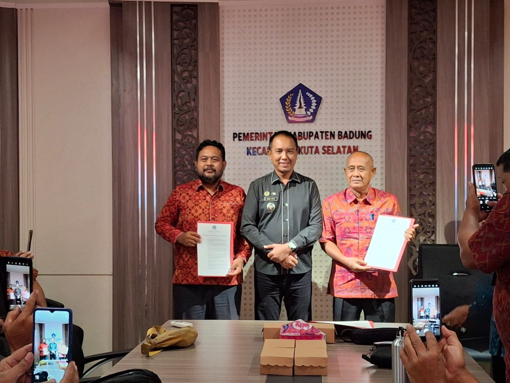Acara Penyerahan SK Kaling Balekembar Kel. Benoa dan Kaling Purwa Shanti Kel. Tanjung Benoa. Dirangkai dengan penandatanganan Pakta Integritas.