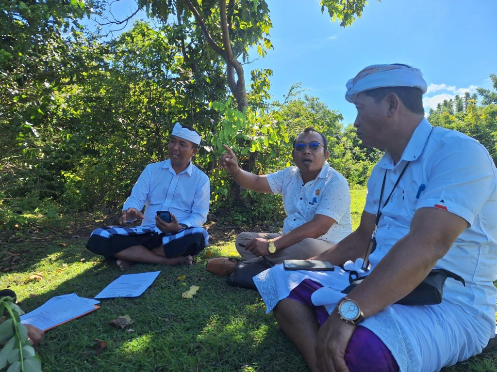 Peninjauan lapangan rencana lokasi TPS 3 R Desa Adat Bualu Kelurahan Benoa bersama Lurah Benoa, Ketua LPM Kelurahan Benoa, Penyarikan Desa Adat Bualu dan Kepala Lingkungan Bualu