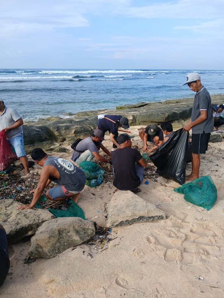 Kegiatan gotong Royong kebersihan pantai nyangnyang bersama komunitas sungai wach