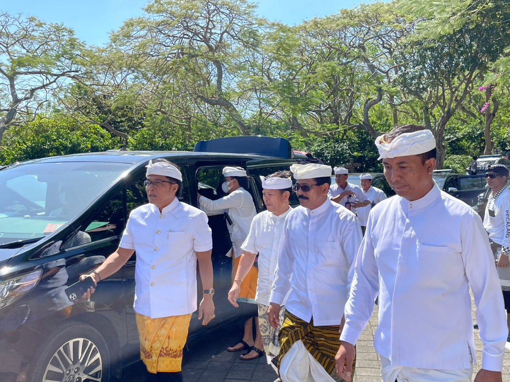 Pujawali ring Pura Luhur Uluwatu Selasa, 28 Juni 2022 nemonin rahina Anggara Kasih Medangsia