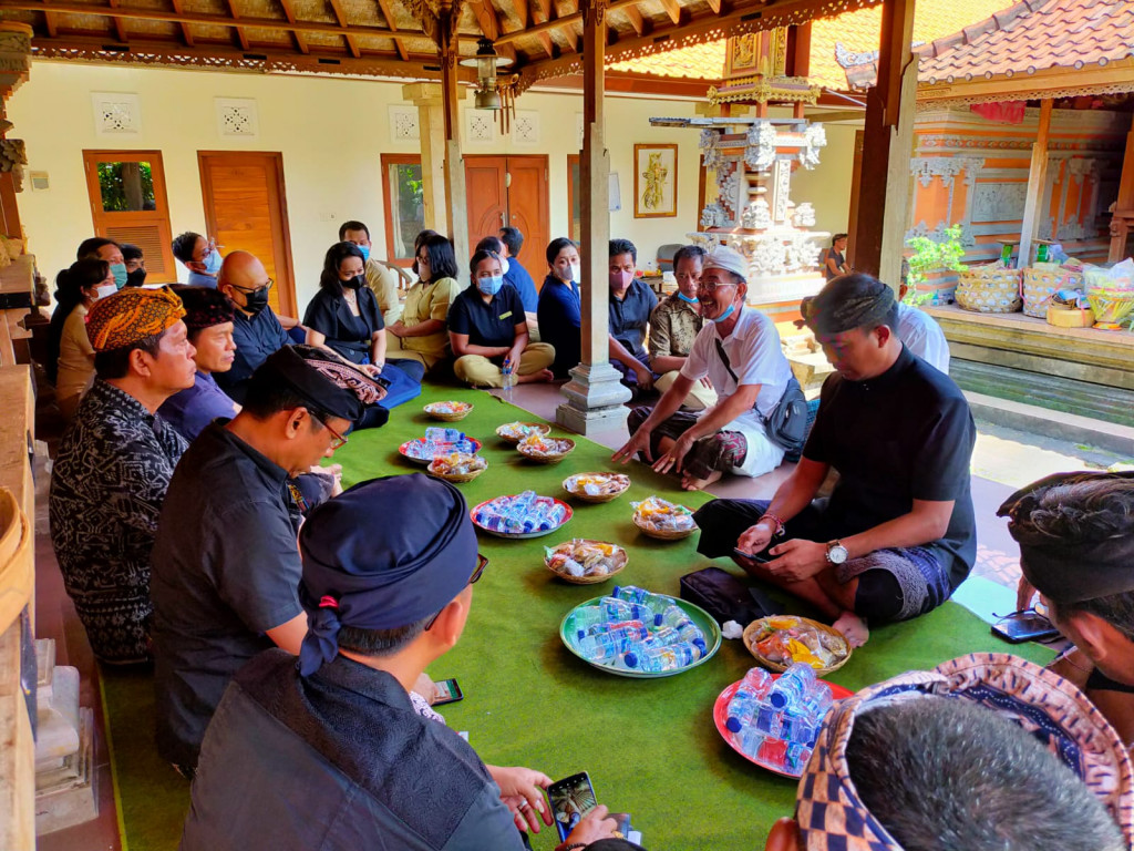 Camat Kuta Selatan bersama Perbekel Pecatu dan Forum Kepala Lingkungan dan Kelian Banjar Dinas Kecamatan Kuta Selatan Melayat ke Rumah Duka Bapak Wayan Yasa (Kelian Banjar Dinas Labuan Sait)