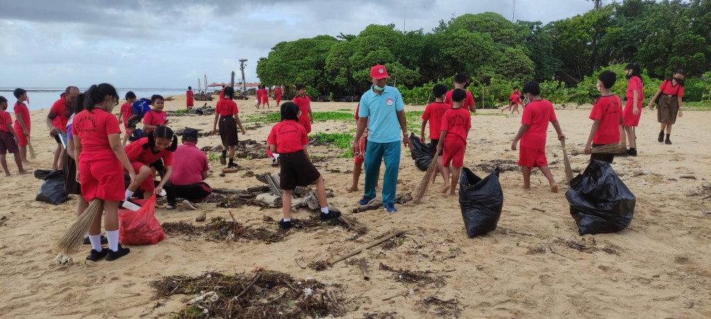 Dilaksanakan Kegiatan Bersih-Bersih Pantai Secara Rutin dan Serentak Setiap Hari Jumat di 3 Kelurahan Wilayah Kuta Selatan