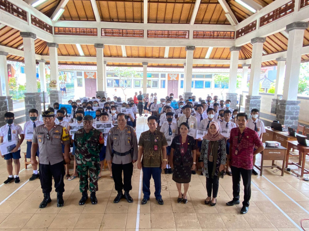 Kecamatan Kuta Selatan Melaksanakan Kegiatan Pembinaan Terkait Dengan Kerawanan Sosial di SMP Negeri 2 Kuta Selatan
