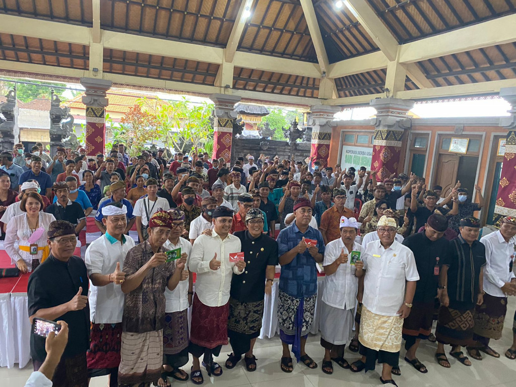 Bupati Badung Menyerahkan Bantuan Dana Hibah Daerah di Banjar Panti Giri Kutuh Kecamatan Kuta Selatan