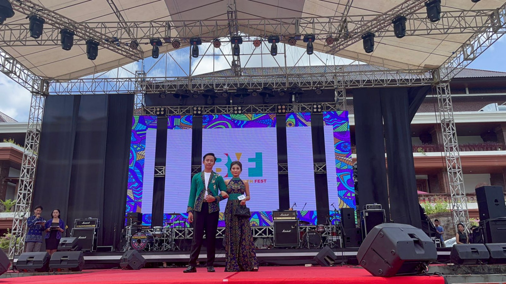 Kantor Camat Kuta Selatan turut serta berpartisipasi pada parade Fasion Show Evening Dress Kain Tenun Ikat Tradisional ( Endek ) Badung Youth Festival 2022