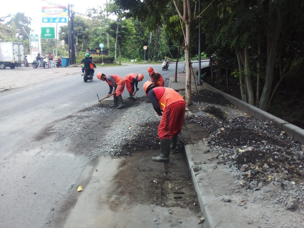 Team PUPR Badung menindak lanjuti laporan dari Trantib Kecamatan Kuta selatan terkait kerikil meluber ke jalan di tikungan sebelah rektorat kampus unud