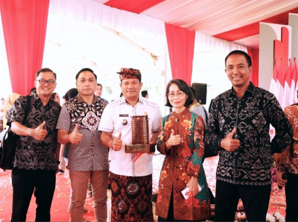 Perbekel Kutuh Menerima Penghargaan Desa Anti Korupsi di Desa Banyubiru, Kabupaten Semarang, Jawa Tengah
