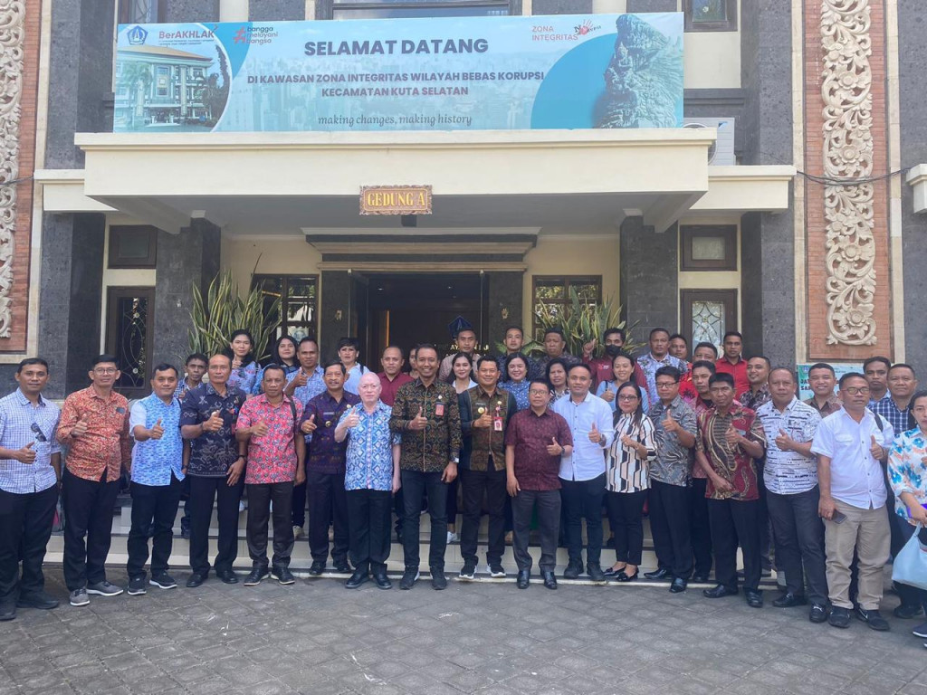 Studi tiru Pemerintah Kabupaten Kepulauan Siau Tagulandang  Biaro ke Kecamatan Kuta Selatan  yang dipimpin langsung oleh Bapak Wakil Bupati Sitaro John Heit Palandung, M.Si bersama Kepala Dinas, Camat, Lurah dan Kepala Desa dalam rangka study tiru optimal