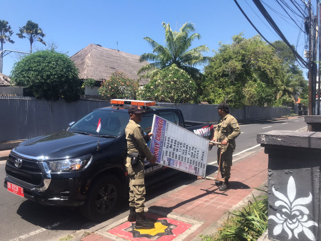 Melalui Inovasi PERJAKA ( Patroli Jaga Kota ) Kecamatan Kuta Selatan dan Inovasi PANDUMAS ( Penanganan Pengaduan Masyarakat) melakukan kegiatan pengendalian dan pengawasan terpadu kegiatan pembangunan dan usaha jasa laporan dari masyarakat.