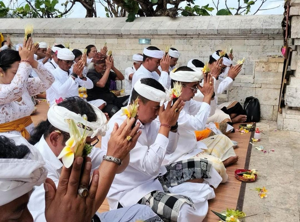 Penyineban Pujawali di Pura Luhur Uluwatu
