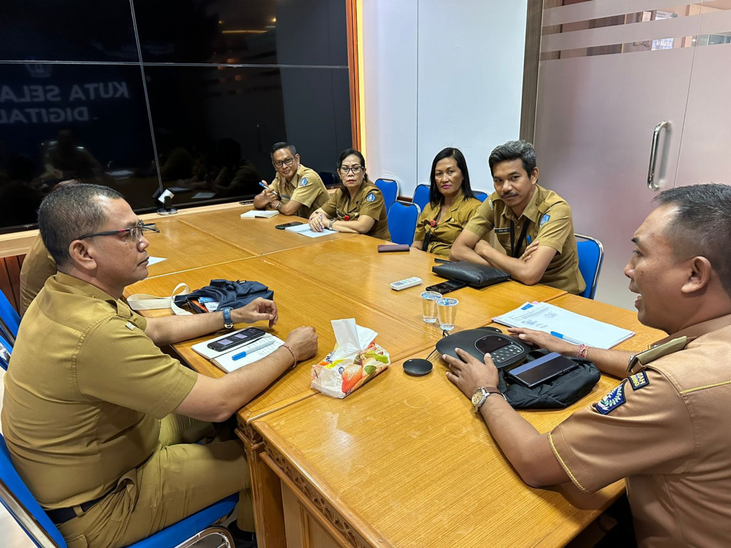 Membangun Disiplin dan Budaya Kerja Melalui Apel Pagi Rutin Dilanjutkan Dengan Coffee Morning Pada Kantor Camat Kuta Selatan