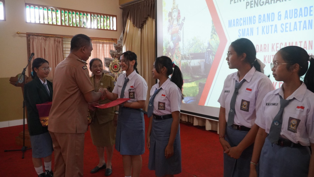 Pemberian reward berupa piagam penghargaan kepada siswa siswi SMAN 1 Kuta Selatan atas dedikasi dan partisipasinya dalam Peringatan Hari Kemerdekaan RI Ke 78 di Kecamatan Kuta Selatan
