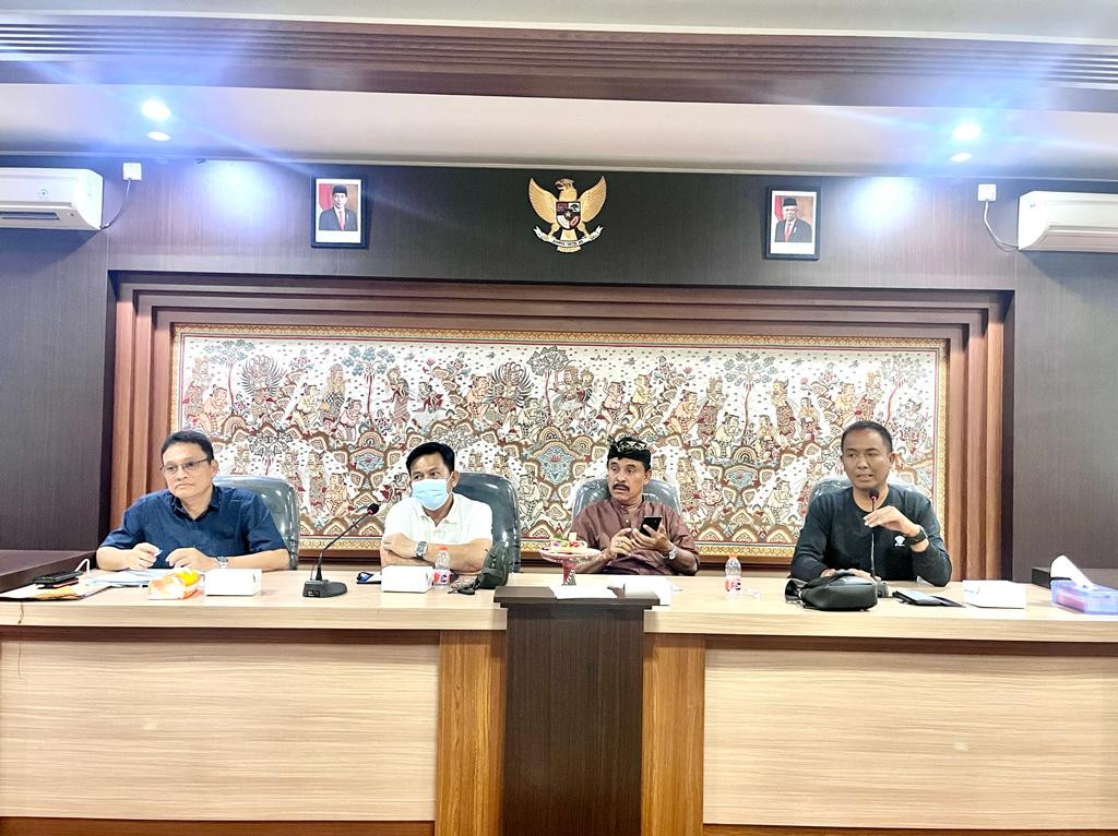 Sosialisasi dan Koordinasi jalan lingkar selatan, penataan LPJ, PDAM fasilitas publik dan akomodasi Pariwisata dihadiri PUPR, Dishub, PDAM, Camat, Perbekel, Bendesa dan masyarakat bertempat di Kantor Desa Adat Pecatu