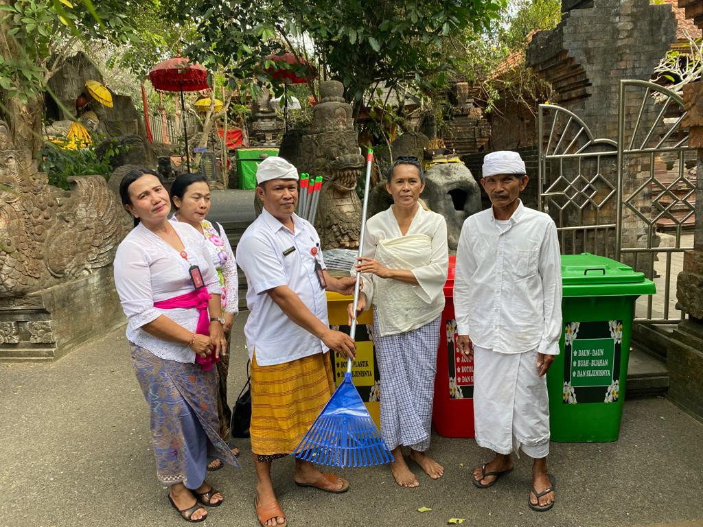 Penyerahan alat alat kebersihan dari DLHK Badung didampingi Ekbang Kecamatan Kuta Selatan berlokasi Di Pura Luhur Uluwatu,  Pura Goa Gong dan Pura Wi Mukti