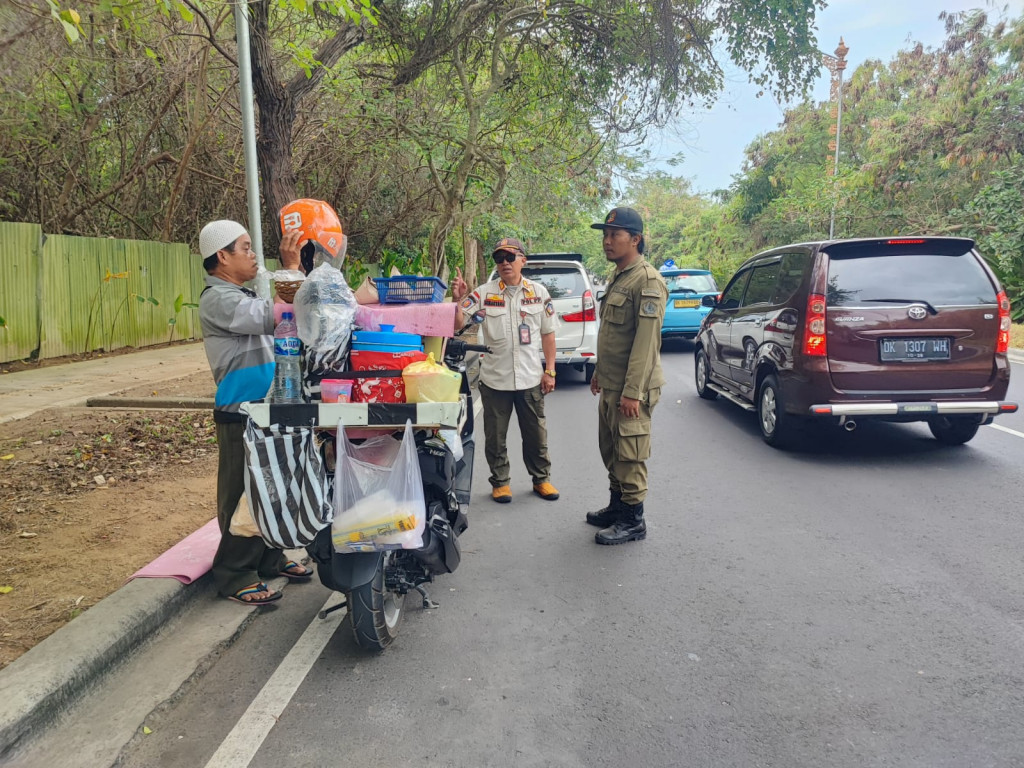 PANDUMAS hari ini dilaksanakan pengendalian, peneriban dan penataan parkir kendaraan yang tidak sesuai, Pedagang Kaki Lima  di Median  jalan dikawasan  RS Surya Husada, Jln Siligita, Nusa Dua