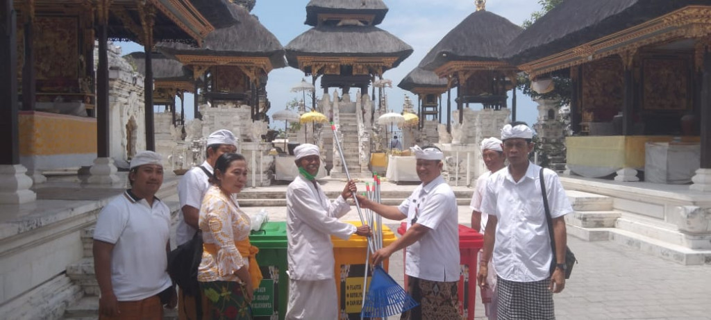 Penyerahan alat kebersihan dalam progran Peningkatan Peran Serta Masyarakat dalam Pengelolaan Persampahan dari DLHK Kab. Badung  Di dampingi Ekbang Kecamatan Kuta Selatan dan Pengempon Pura di Pura Gunung Payung dan Pura Geger Dalem Pemutih.