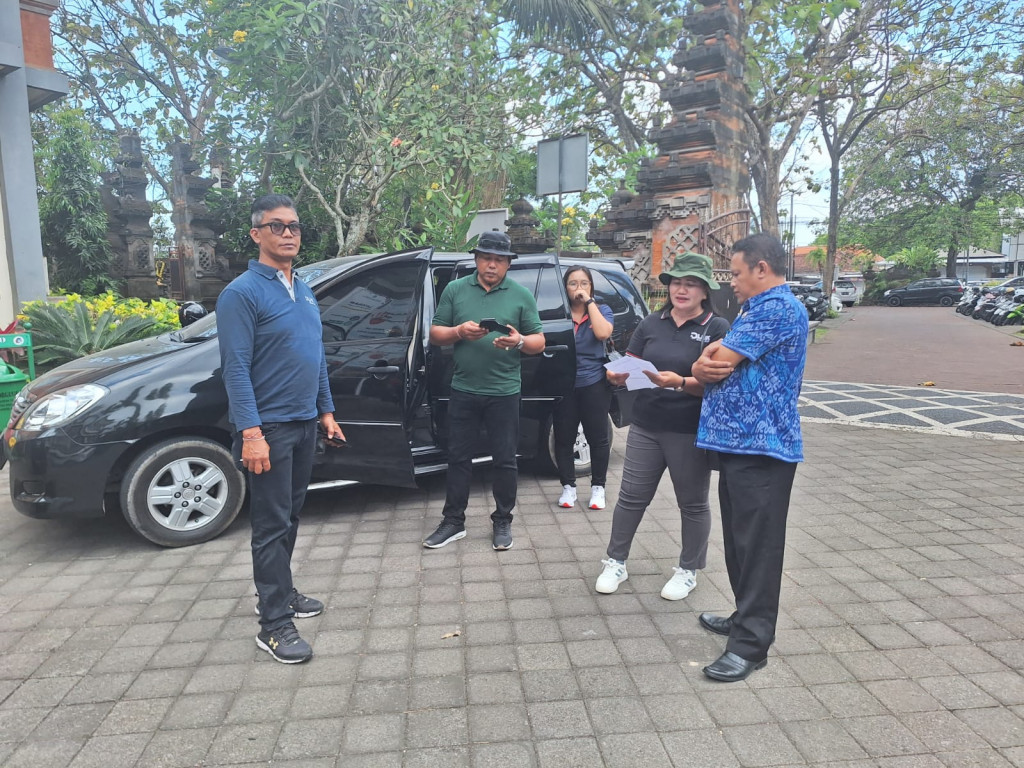 Menerima  kunjungan Tim  Kementrian LH ke Kantor Camat Kuta Selatan terkait kebersihan lingkungan, perindangan dan  pengolahan sampah perkantoran.