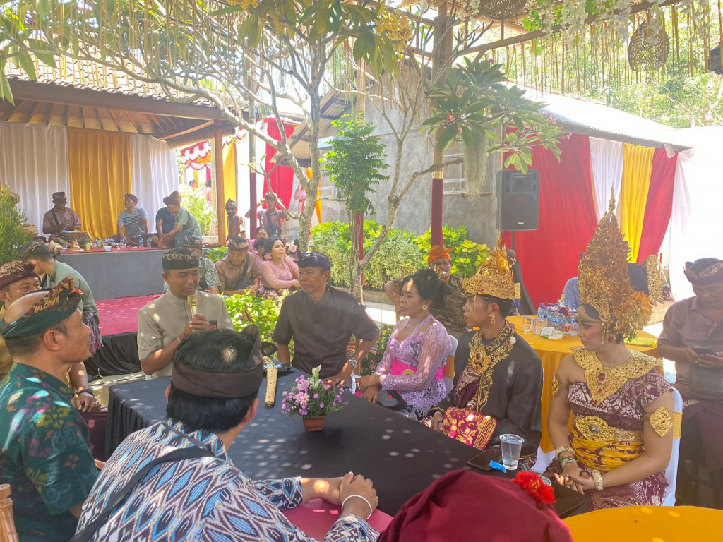 Hadir dipernikahan dan menyerahkan Akta, KTP dan KK kepada mempelai, selamat menempuh Hidup Baru