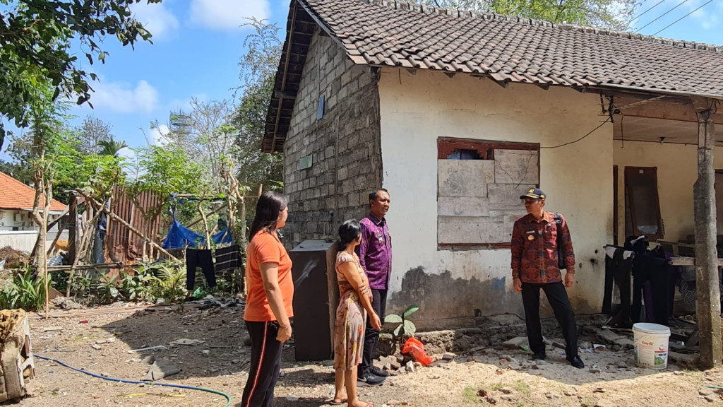 Kunjungan lapangan salah satu penerima bantuan bedah rumah di kelurahan jimbaran