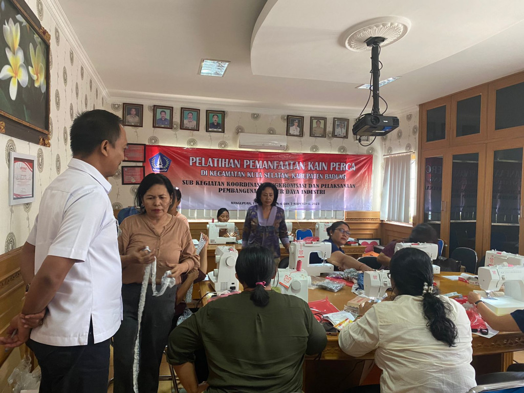 Pelatihan Menjarit pemanfaatan Kain Perca di Kecamatan Kuta Selatan