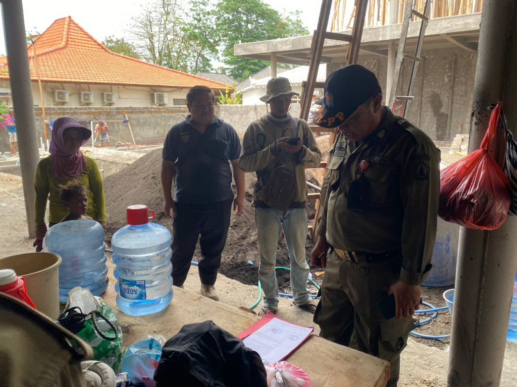 Inovasi PANDUMAS melaksanakan pengendalian dan Binwas di  kawasan pantai padang padang dan pantai bingin Desa Pecatu