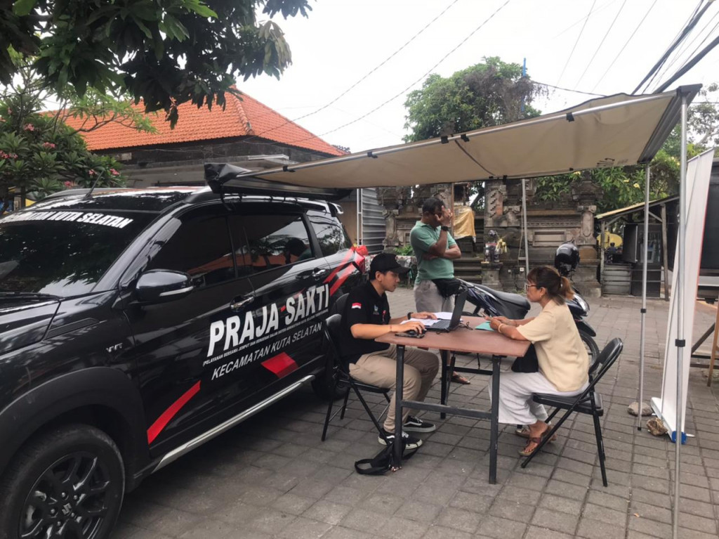 Layanan Inovasi PRAJA SAKTI hari ini memberikan layanan di area pasar rakyat simpangan jimbaran, Kuta Selatan berkomitmen mewujudkan layanan yang Unggul, Inovatif dan Berintegritas
