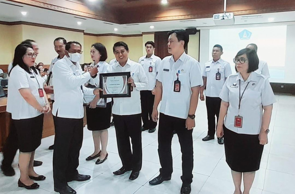 Penerimaan Penghargaan peringkat III Hasil Pengawasan Kearsipan Internal Perangkat Daerah Se Kabupaten Badung Tahun 2023 kepada Kecamatan Kuta Selatan atas prestasinya dan dedikasinya dalam tata kelola kearsipan