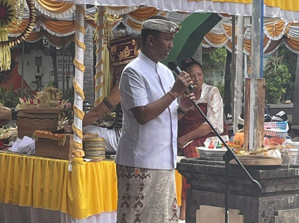 Mewakili Bapak Bupati Badung ring pujawali Utama Bebangkit, pecaruan Resigana dan pewintenan Saraswati/Upanayana di SMP 4 Kuta Selatan