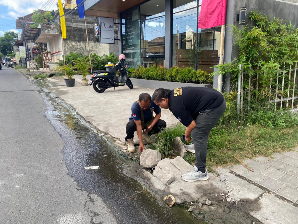 Tim Pandumas Kecamatan Kuta melakukan pengendalian dan  penanganan drainase dan pohon tumbang di kawasan  Kelurahan Jimbaran