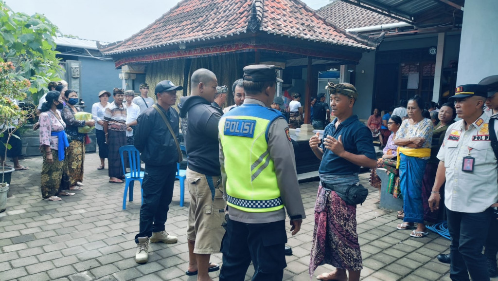 Tim PERJAKA kecamatan Kuta Selatan hadir di keluarga yang kena musibah di Desa Pecatu