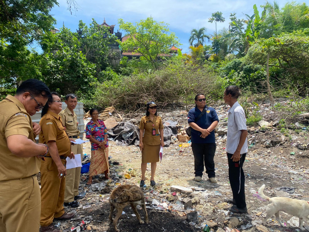 Tim  PERJAKA Kecamatan Kuta Selatan bersama DLHK melakukan edukasi dan pembinaan atas aktivitas pembakaran sampah di lingkungan Mekar Sari